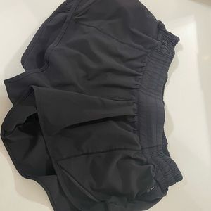 lululemon size 8 black hotty hot low rise 2.5”